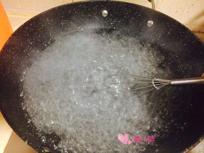 班尼迪克蛋,用打蛋器不停地搅拌水,形成漩涡状