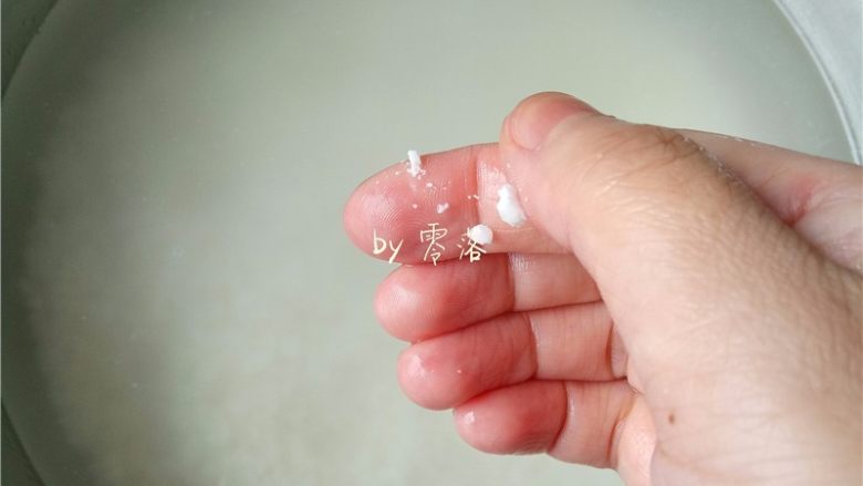 自制酒酿(酸奶机版),用清水浸泡12个小时左右;糯米能用手指碾碎即可;
