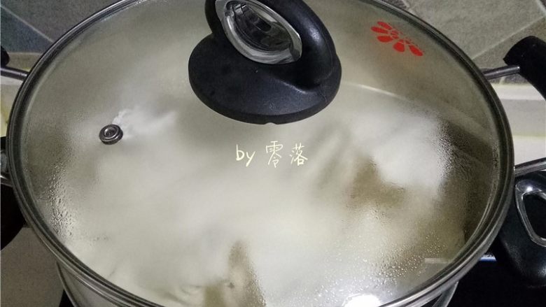 自制酒酿(酸奶机版),将边缘蒸布盖在糯米上,蒸30分钟左右;