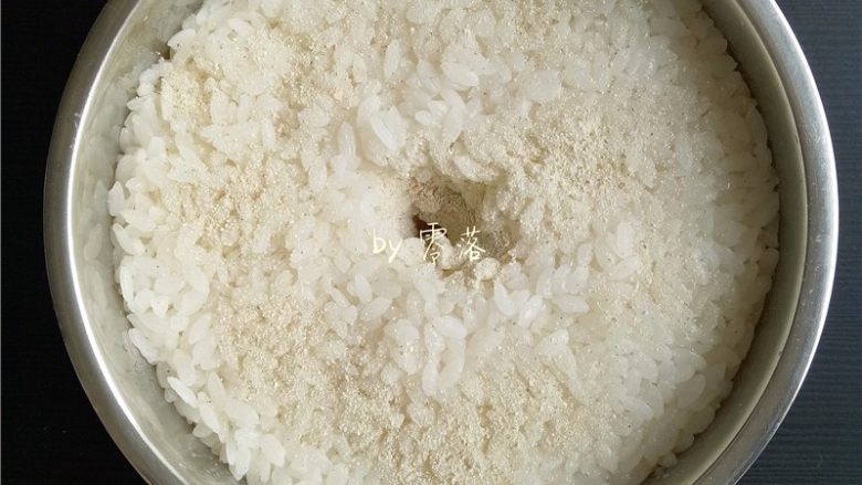 自制酒酿(酸奶机版),撒上剩余的甜酒曲;