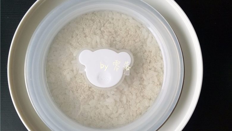 自制酒酿(酸奶机版),盖上盖子,将内胆放在酸奶机里;