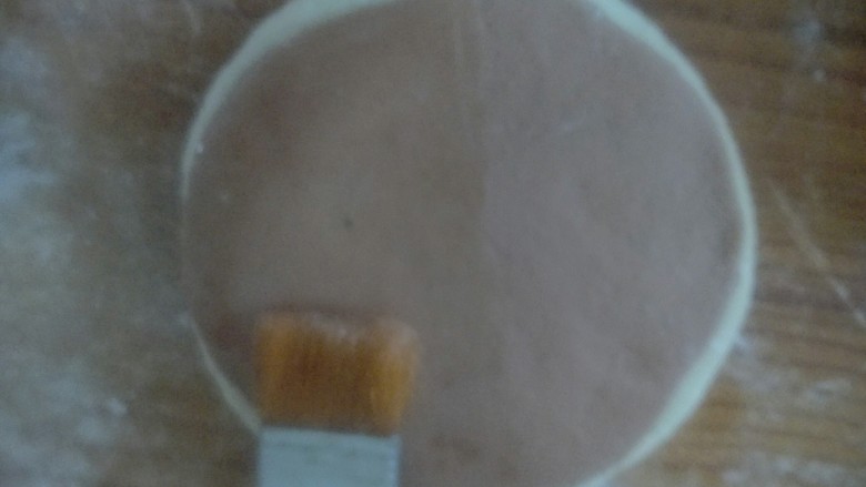 双色猪蹄花卷
,这时只刷一半的油,