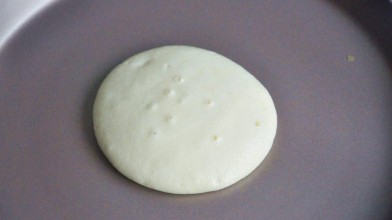 原味松饼(无泡打粉版),面糊开始起泡,泡破掉后就翻面。