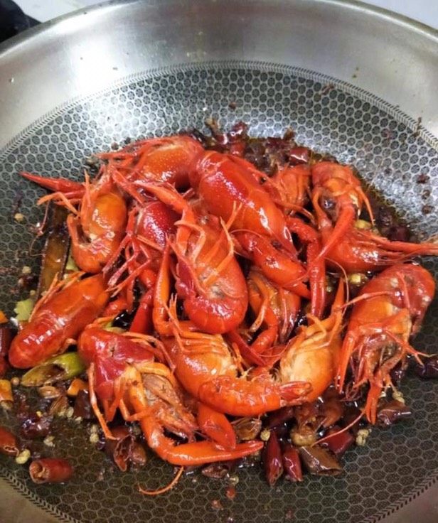 麻辣小龙虾,然后把炸好的小龙虾下入锅中翻炒一下,加入水没过小龙虾