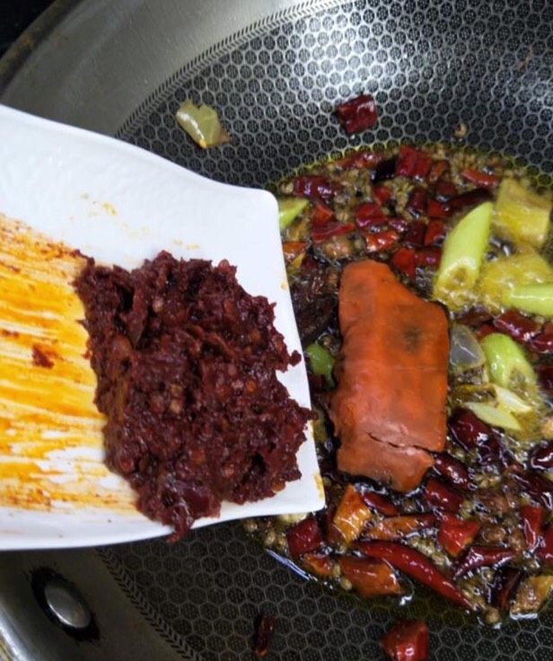麻辣小龙虾,再往锅中加入豆瓣酱和火锅底料炒出红油