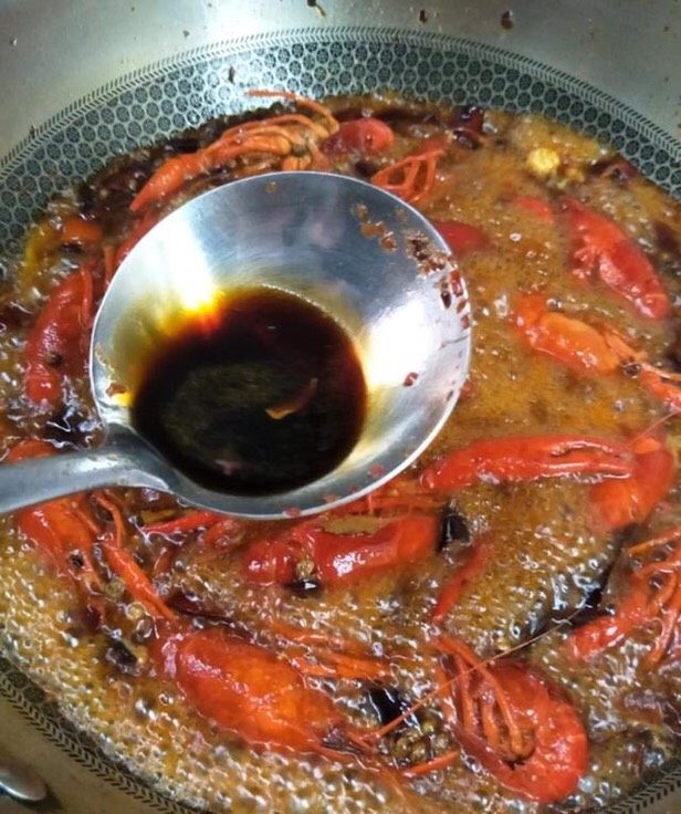 麻辣小龙虾,加水再加入酱油、盐、鸡精、白糖大火烧开转中火煮十五分钟