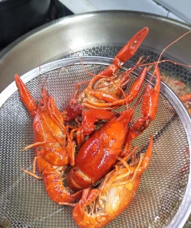 麻辣小龙虾,炸捞出控油