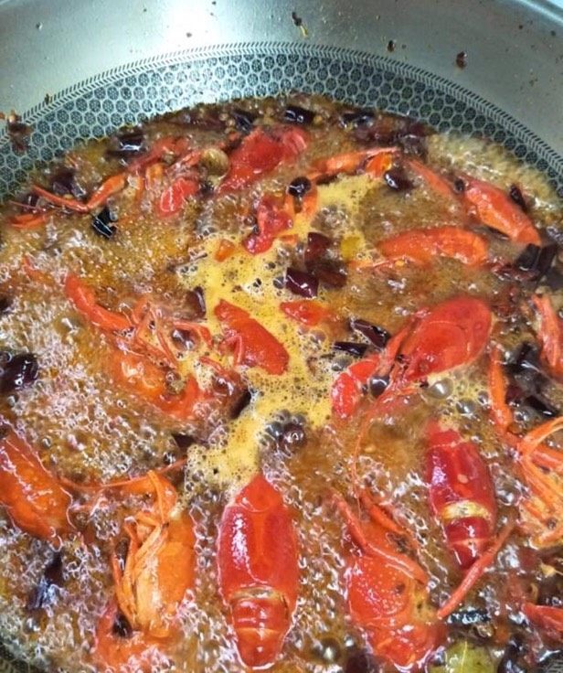 麻辣小龙虾,煮十五分钟之后再开大火收汁,就可以出锅了