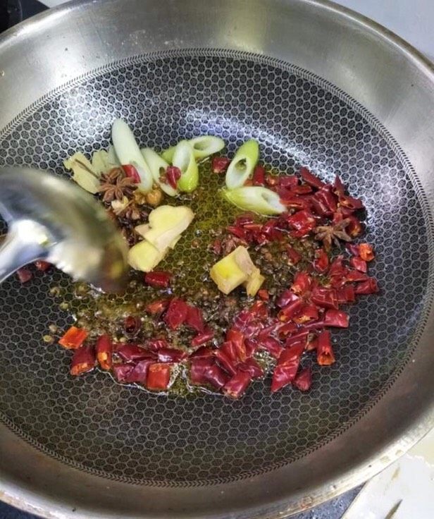 麻辣小龙虾,把锅中的油倒掉,留少量油,然后下入葱姜、花椒、干辣椒、香叶、八角、桂皮、豆蔻炒香