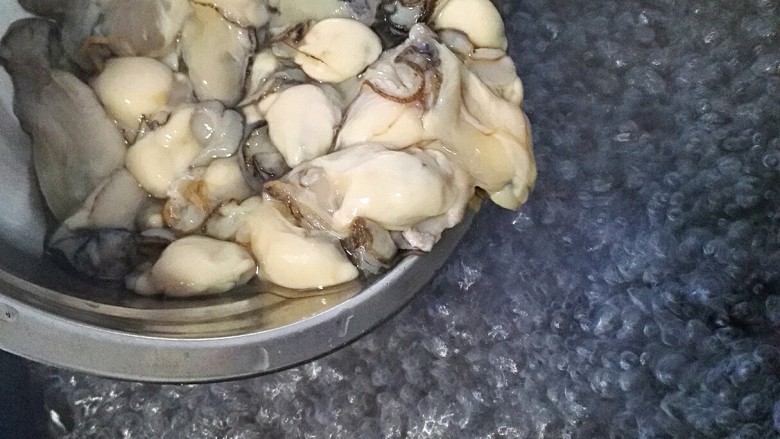 椒盐酥海蛎子+#人民的美食#,烧开水倒入清洗干净的海蛎子焯水10秒就可以了,(不但去腥,也会去掉脏东西)时间不宜久,海蛎子会缩小影响口感。