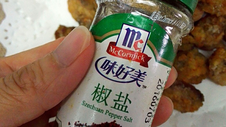 椒盐酥海蛎子+#人民的美食#,海蛎子本味带点咸味,所以<a style='color:red;display:inline-block;' href='/shicai/ 704'>椒盐</a>撒点就可以了