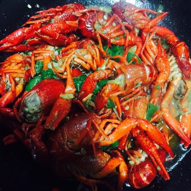 好好ci牌 青椒小龙虾,加入少许水,收汁水。