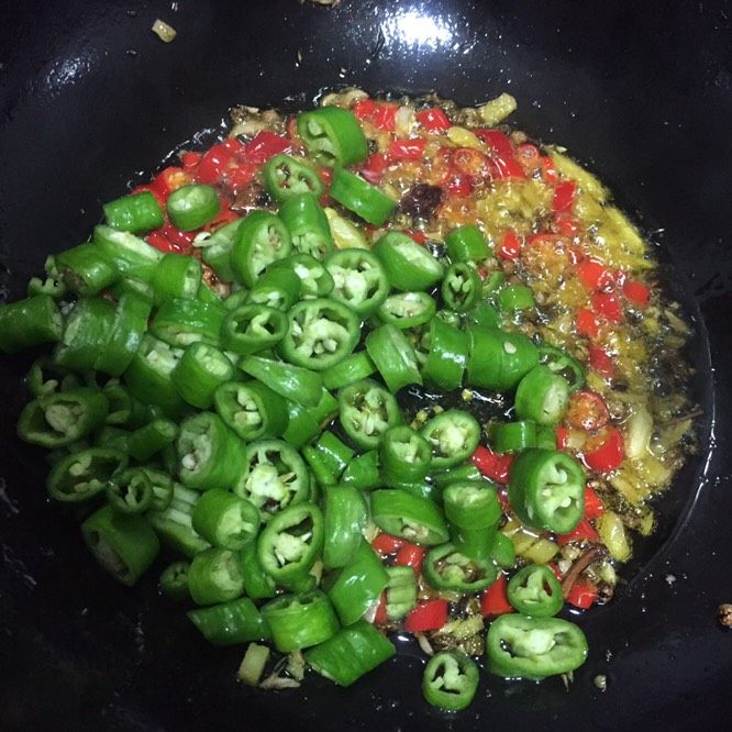 好好ci牌 青椒小龙虾,热油，依次放入<a style='color:red;display:inline-block;' href='/shicai/ 700'>花椒</a>、生<a style='color:red;display:inline-block;' href='/shicai/ 37'>姜</a>、朝天椒、<a style='color:red;display:inline-block;' href='/shicai/ 8778'>尖椒</a>，中火爆炒。