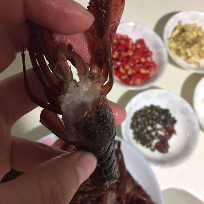 好好ci牌 青椒小龙虾,这就是洗完成的虾,从虾背的位置,破口。为了入味。