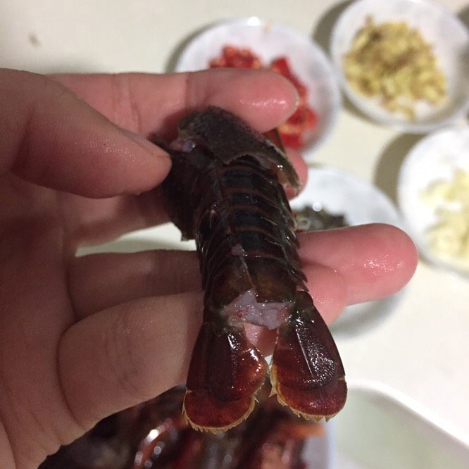 好好ci牌 青椒小龙虾,抽出虾线后的样子。