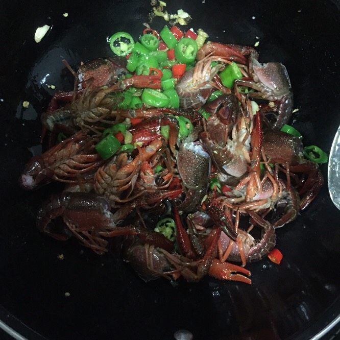 好好ci牌 青椒小龙虾,加入虾。