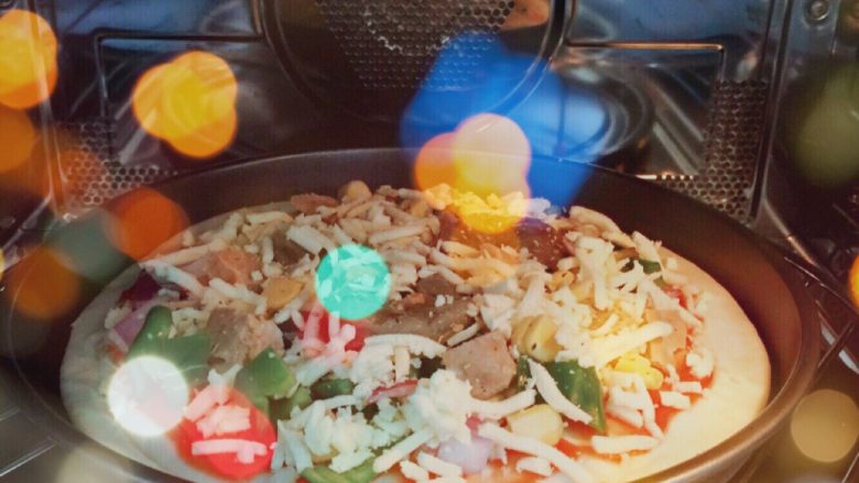 鲜虾牛肉披萨:简易版,放入九寸披萨烤盘中 放入烤箱200度烤10分钟即可 喜欢吃脆一点饼底的可以适当延长烤制时间