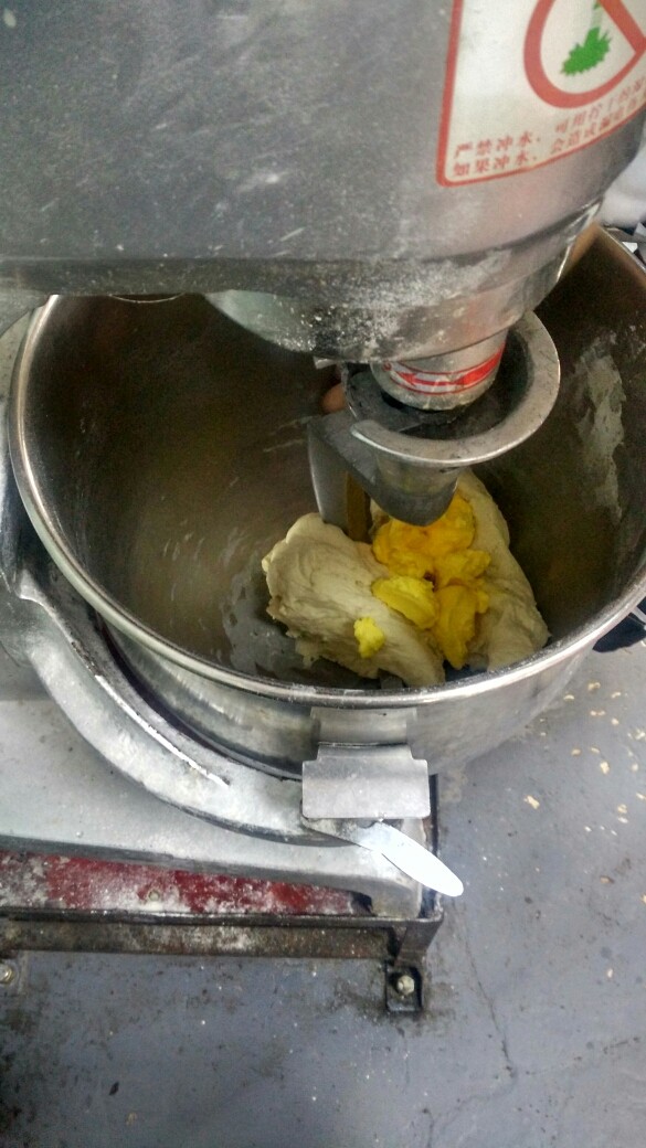 披萨,将所有的材料一起放入后和面机搅均匀拉成膜即可