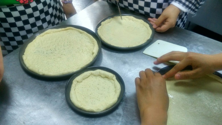 披萨,用叉子扎成小孔后,先烤5到10分钟即可