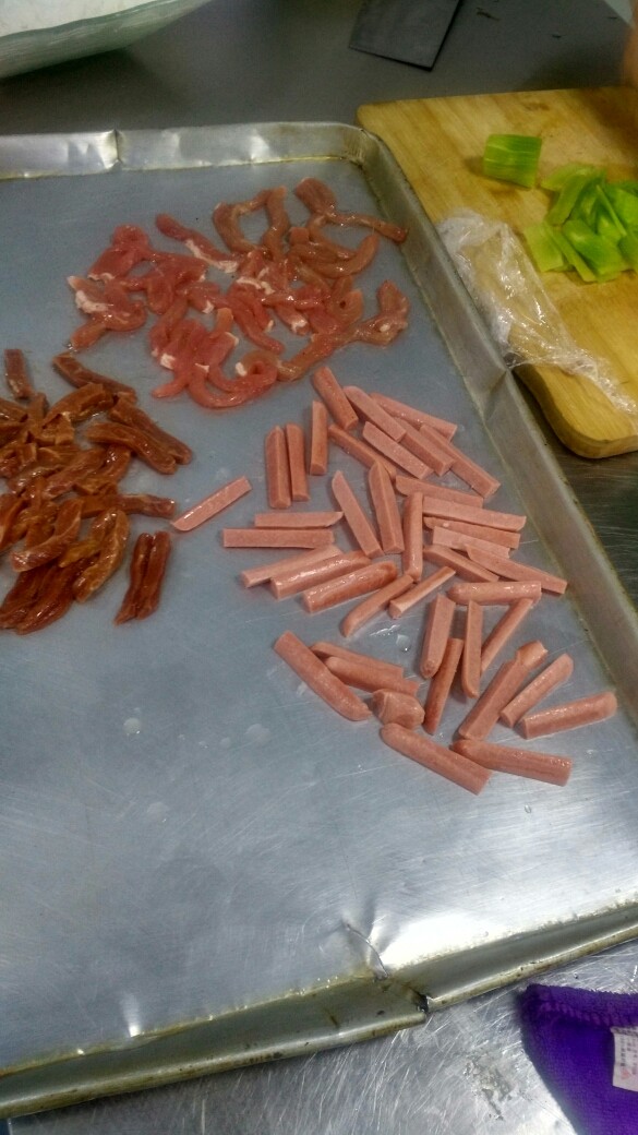 披萨,培根适量、辣椒适量、玉米适量