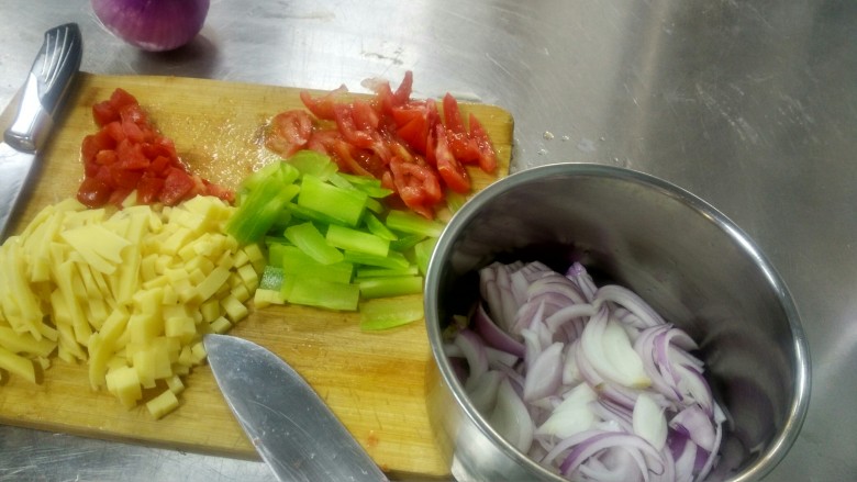 披萨,洋葱适量、西红柿适量丶盐适量、披萨酱3勺、马苏里拉芝士适量