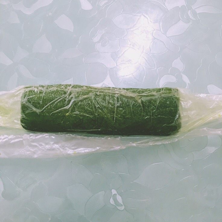 【网上厨房独家】微苦抹茶沙布列酥饼,将面团整理成直径大约4cm的棒状,用保鲜膜包住放入冰箱冷藏醒面大约3小时