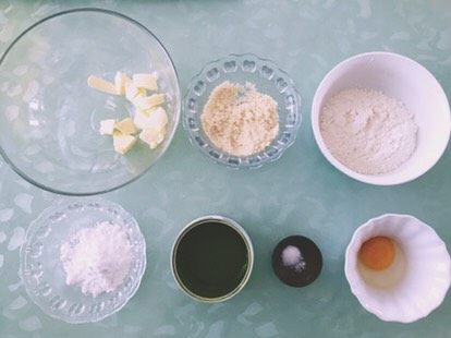 【网上厨房独家】微苦抹茶沙布列酥饼,准备好原材料,抹茶粉过筛,<a style='color:red;display:inline-block;' href='/shicai/ 887'>黄油</a>室温软化至可以轻易戳出凹痕