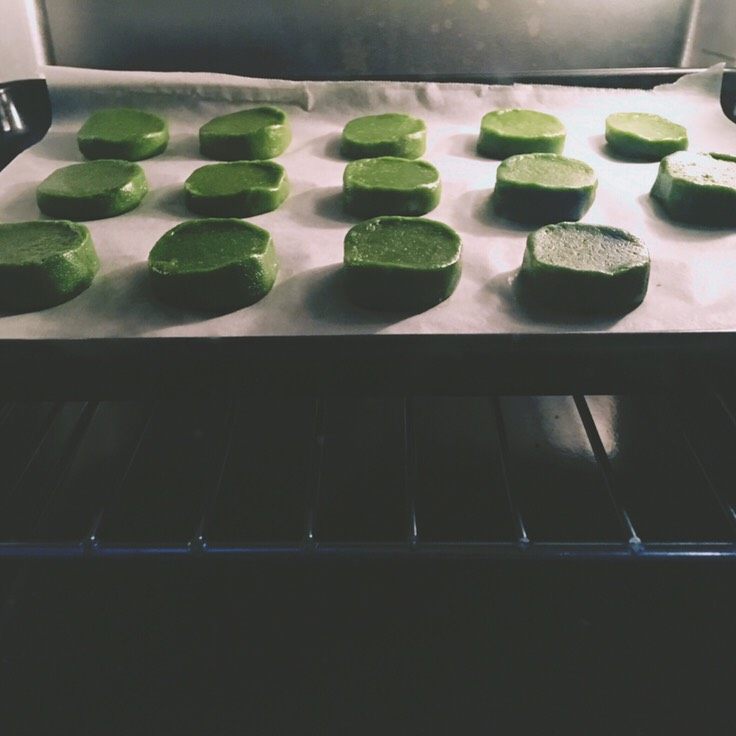 【网上厨房独家】微苦抹茶沙布列酥饼,烤箱上下火170度预热,中层大约烤13-15min,表面均匀上色就可出炉,直接在烤盘上放凉即可。