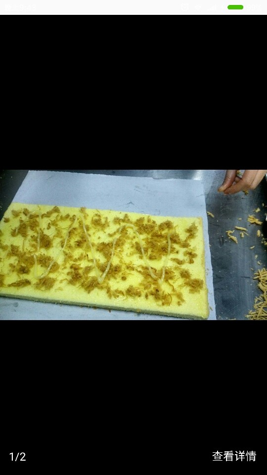 紫菜肉松卷,装饰:沙拉酱丶肉松、紫菜片
1蛋糕冷却后分成三份
2涂沙拉酱,放肉松卷起
3再挤沙拉酱包紫菜
4分割整形即可