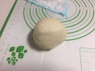 豆沙蛋黄酥,用手混合油酥,混合好的油酥不会是粉状,能够揉捏成团,装袋备用。