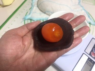 豆沙蛋黄酥,豆沙捏成圆片,蛋黄放在中间,豆沙把蛋黄包起来搓圆。