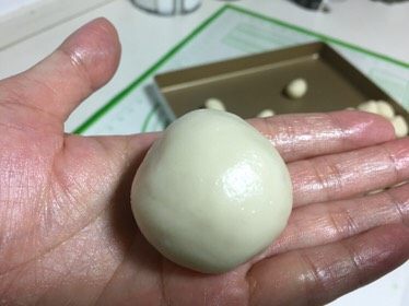 豆沙蛋黄酥,收口要有耐心,多转几下。