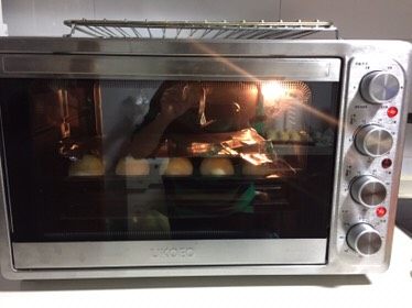 豆沙蛋黄酥,送入提前预热好的烤箱,上火180下火170,烤30分钟,中途上色厉害可加盖锡纸。