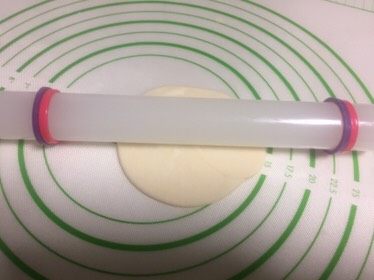 豆沙蛋黄酥,擀成圆片,也是从中间朝四个方向擀。
