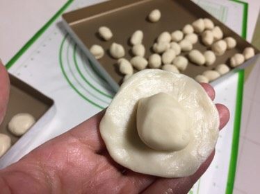 豆沙蛋黄酥,油皮捏成圆片,中间放上一个油酥。