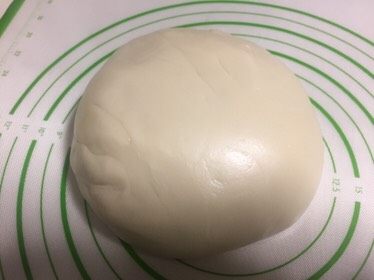 豆沙蛋黄酥,揉面结束拿出,揉面垫上稍微整形揉成光滑的面团。