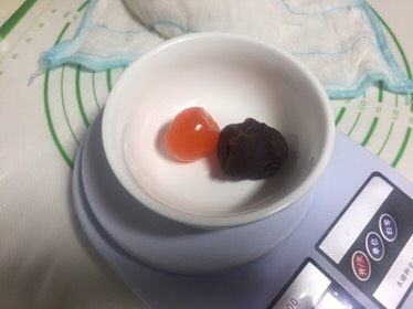 豆沙蛋黄酥,蛋黄和豆沙放进碗里,共40克左右。