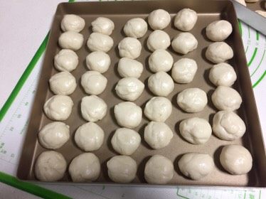 豆沙蛋黄酥,醒发的油皮也分成小份,单个20克左右。