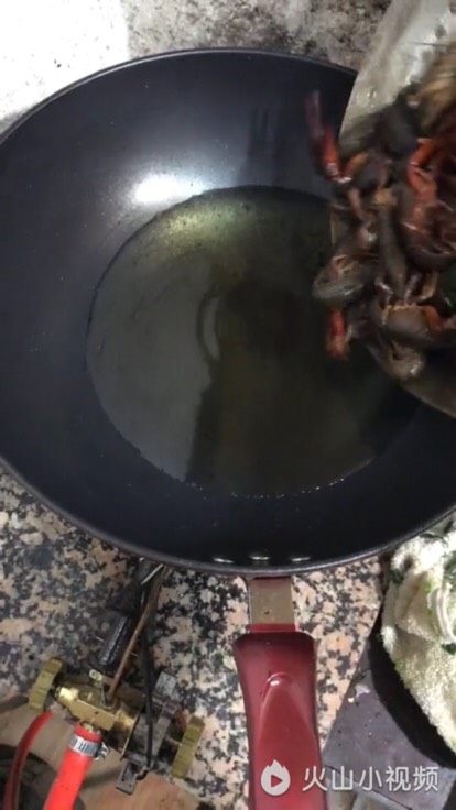 十三香龙虾,锅中油烧好,7成油温。炸好待用