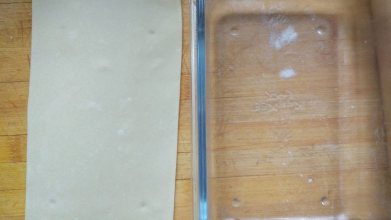 意式肉酱千层面(附千层面、红白酱做法),将面团擀成薄片,切成焗盘大小,放入沸水中煮1分钟左右,取出用厨房用纸吸净水分