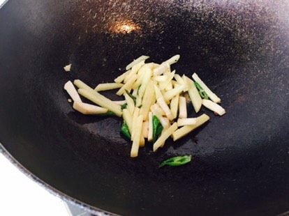 混炒蔬菜,放入鸡腿菇,土豆,翻炒几下