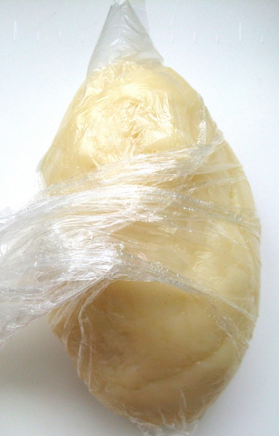 花式冰皮月饼,装入保鲜袋中,入冰箱冷藏1小时,能使面团更细腻均匀,而且不会黏手