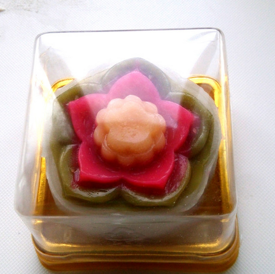 花式冰皮月饼,放进密封盒,盖上盖子,放入冰箱冷藏,可以保存两三天。时间再久的话,冰皮变硬就不好吃了