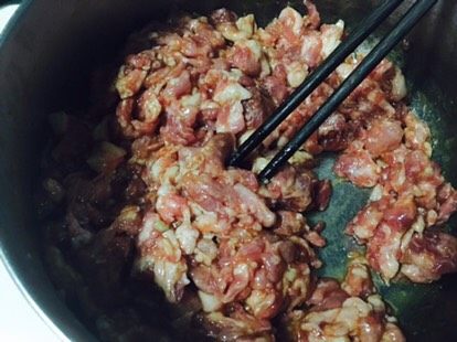 小茴香饺子,用筷子,一个方向搅动,让肉浆上劲,更入味。