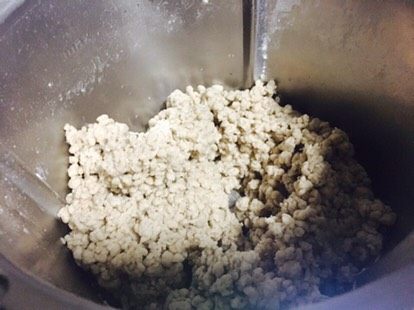 小茴香饺子,第一次加159揉面,感觉很好玩,一粒粒的。