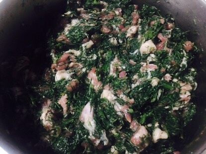 小茴香饺子,打碎的小茴香,放入肉浆里。