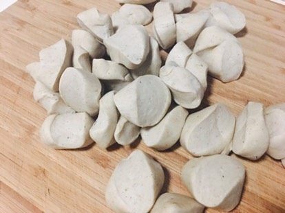 小茴香饺子,切成小块。用小美揉面,根本不用撒干粉。