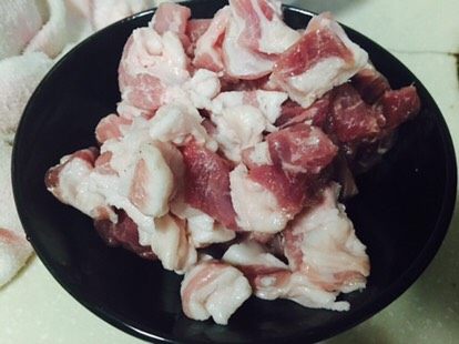 小茴香饺子,500克<a style='color:red;display:inline-block;' href='/shicai/ 414'>猪肉</a>,切成丁,就这样大小差不多吧。