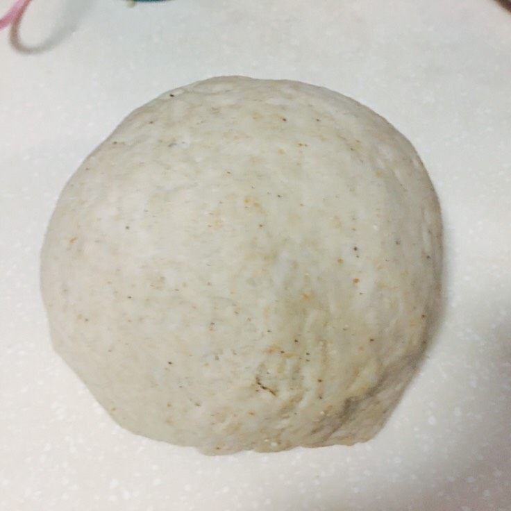 小茴香饺子,揉成光滑面团,醒15分钟。虽说是15分钟,我就盖上毛巾,放旁边,做肉馅去。