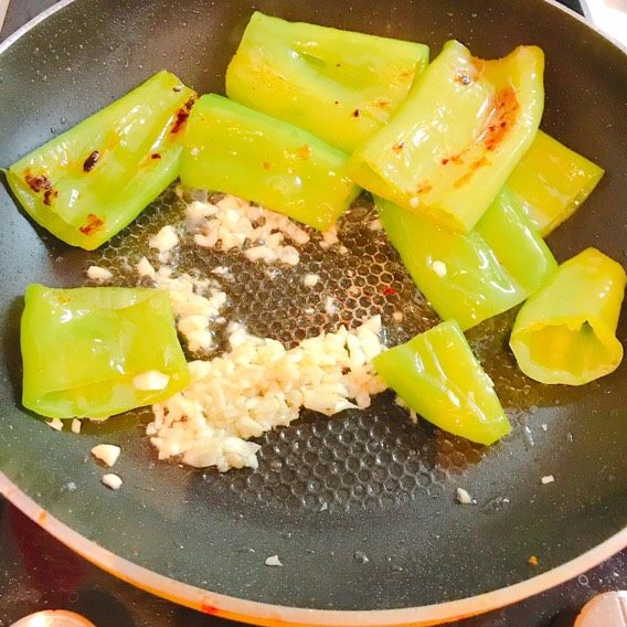 小企鹅家虎皮尖椒,尖椒煎制有点发皱,放入蒜末翻炒